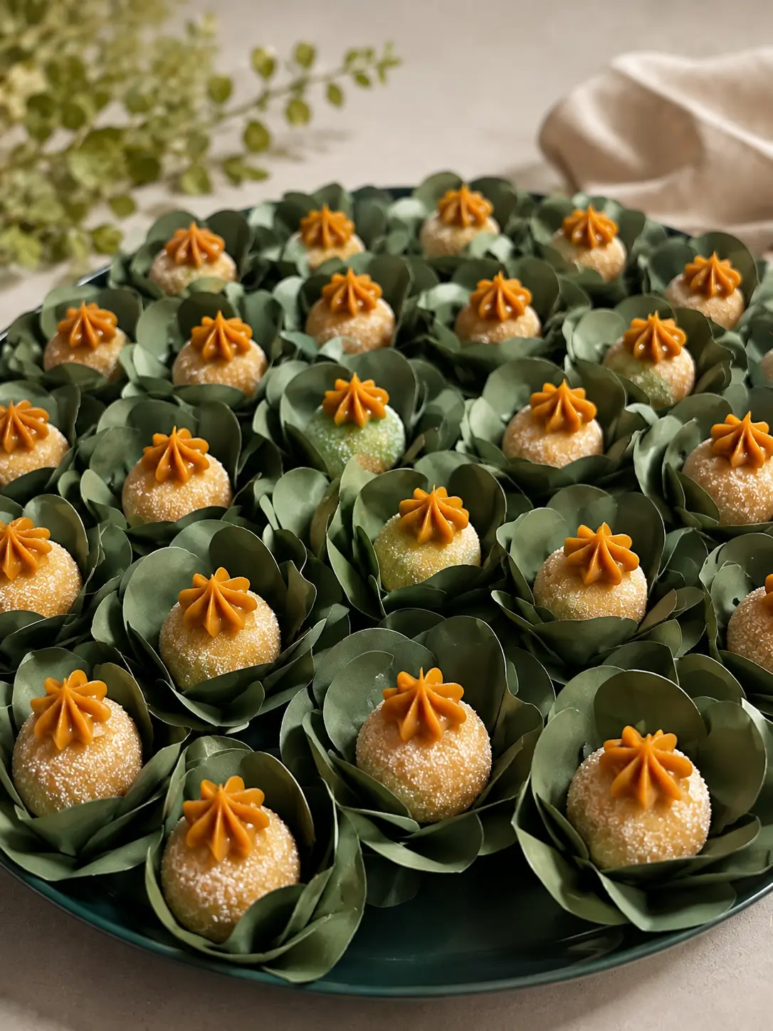 Doces artesanais da AC Doces apresentados em forminhas verdes